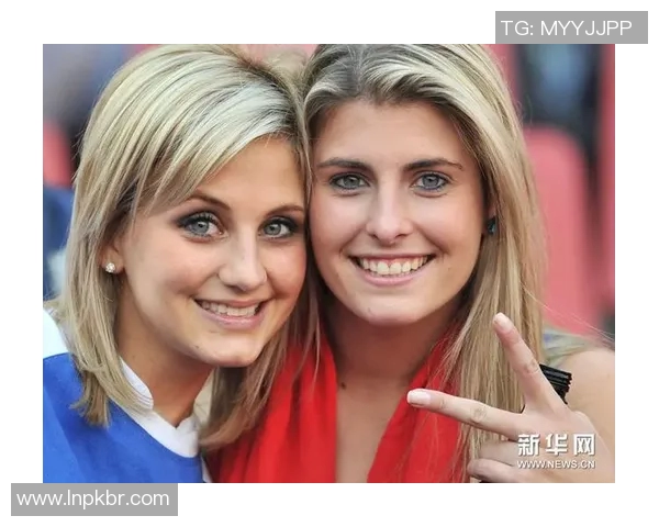 足球明星与美女粉丝亲密互动瞬间引发热议球迷们纷纷围观热情不减 足球明星与美女粉丝亲密互动瞬间引发热议球迷们纷纷围观热情不减