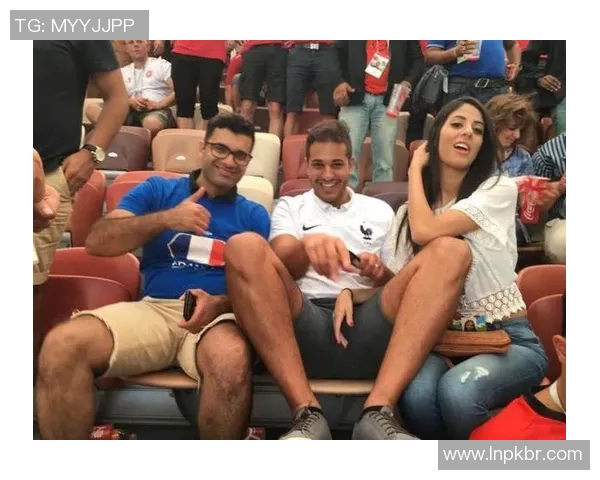 重庆足球队配合引发热议球迷对战术与默契的不同看法 重庆足球队配合引发热议球迷对战术与默契的不同看法