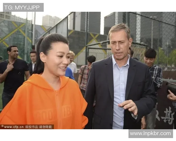 博主在街头偶遇足球明星展开热聊引发粉丝热议与羡慕 博主在街头偶遇足球明星展开热聊引发粉丝热议与羡慕